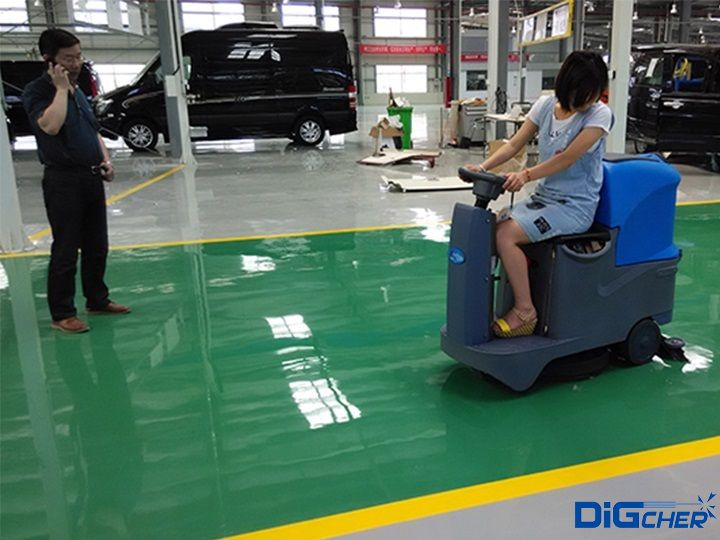 洗地機在工廠車間作業